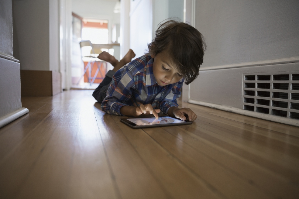 Los expertos recomiendan que los niños no naveguen solos en internet, piden que lo hagan en compañía de sus padres o un adulto responsable. / Getty