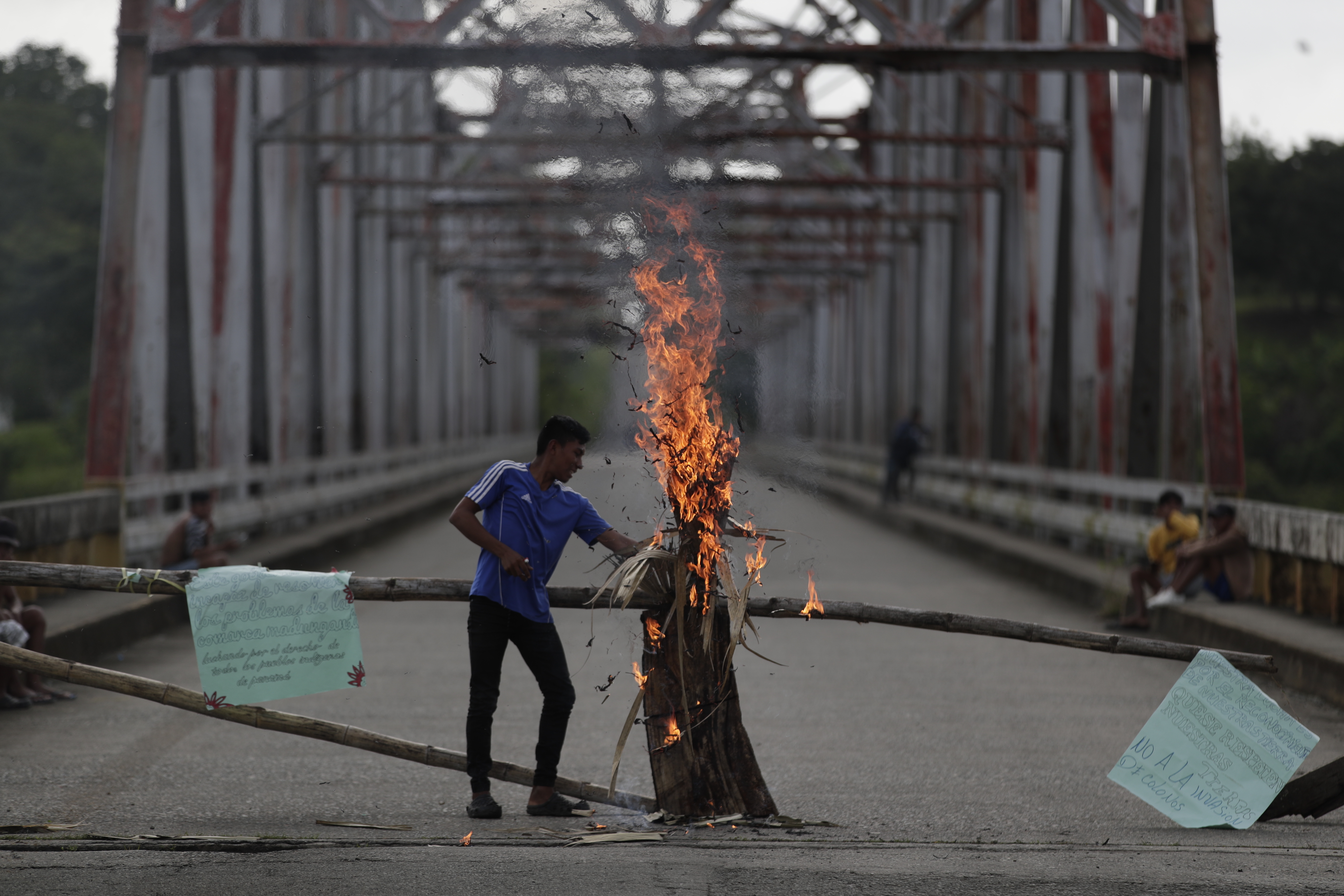 AME4145. MADUGANDÍ (PANAMÁ), 20/07/2022.- Indígenas cierran hoy el puente sobre el lago Bayano para protestar contra los altos costos de vida y contra las políticas económicas del Gobierno, en Madugandí (Panamá). La Coordinadora Nacional de Pueblos Indígenas de Panamá (Coonapip) llamó este miércoles a un Paro Nacional y "cierre de manera indefinida de las principales vías de la carretera Panamericana en cada territorio donde se encuentran los 7 pueblos originarios de Panamá", aunque mantuvo su voluntad de participar en la Mesa Única de Diálogo Nacional, según informó en un comunicado. EFE/ Bienvenido Velasco