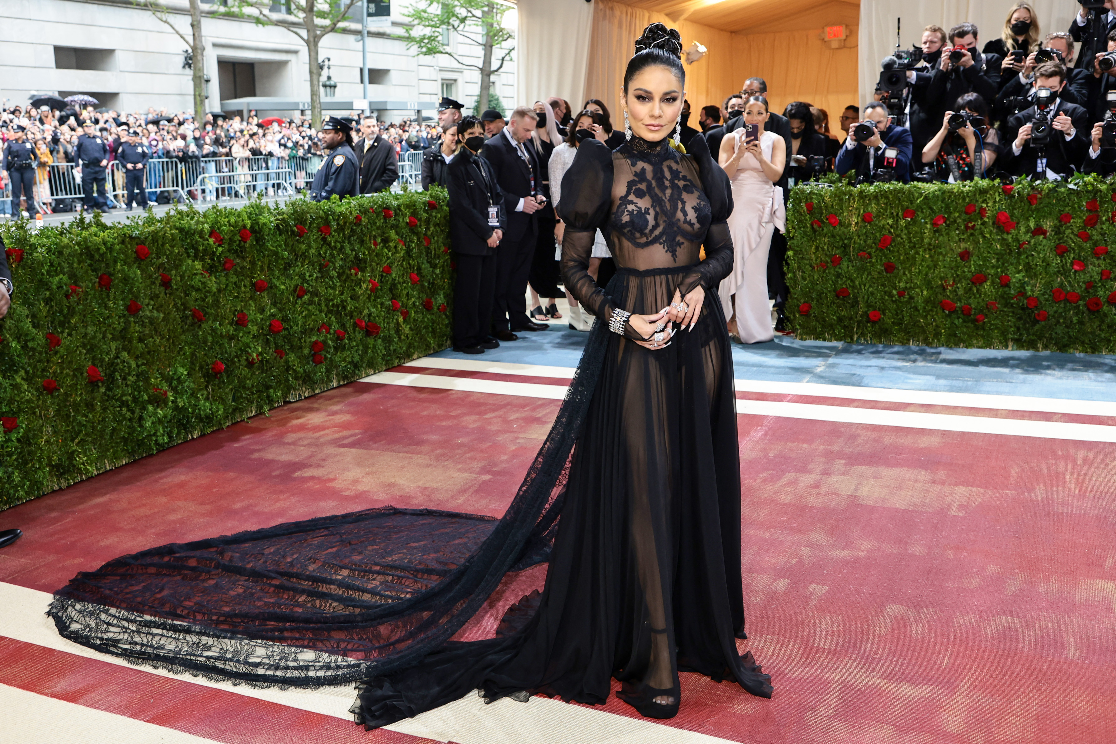 Vanessa Hudgens en la Met Gala 2022.