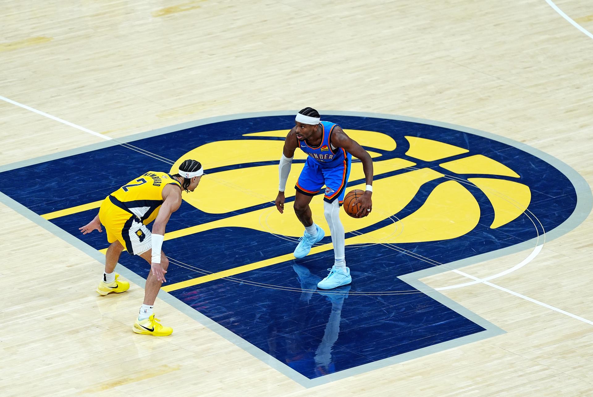 INDIANAPOLIS (United States), 14/06/2025.- Oklahoma City Thunder guard Shai Gilgeous-Alexander (R) brings the ball up court against Indiana Pacers guard Andrew Nembhard (L) during the second half of game four of the NBA finals between the Oklahoma City Thunder and the Indiana Pacers at the Gainbridge Fieldhouse in Indianapolis, Indiana, USA, 13 June 2025. (Baloncesto) EFE/EPA/BRIAN SPURLOCK SHUTTERSTOCK OUT