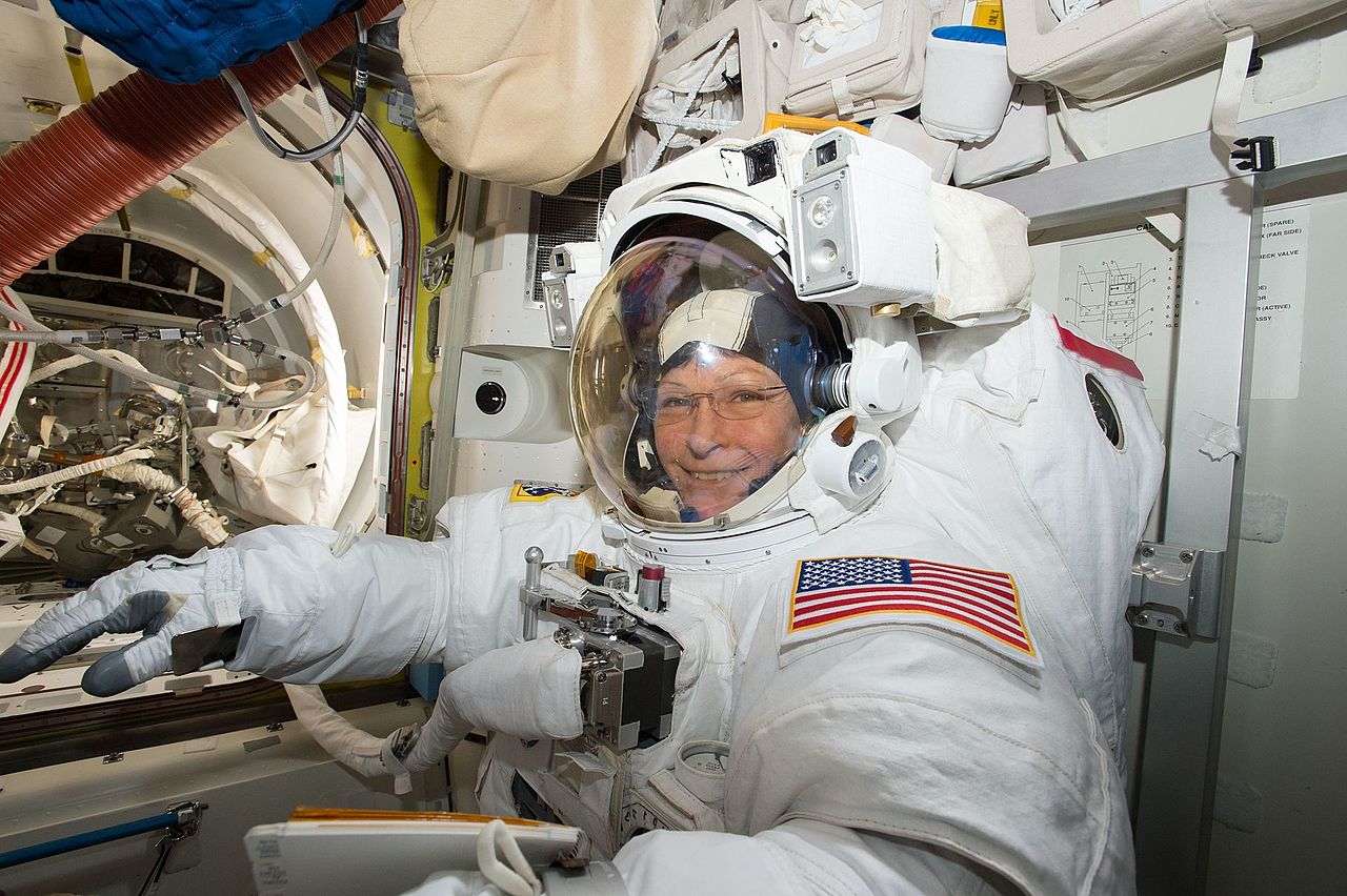Peggy Whitson – Salva vidas con la cuarentenaLa astronauta de la NASA, Peggy Whitson.NASAPeggy Whitson, es una de las astronautas más experimentadas de la Tierra. En una entrevista con CBS aseguró que aunque nunca se aburrió en la Estación Espacial Internacional, permanecer en casa, intentando trabajar y mantener la familia puede volverse muy desafiante.