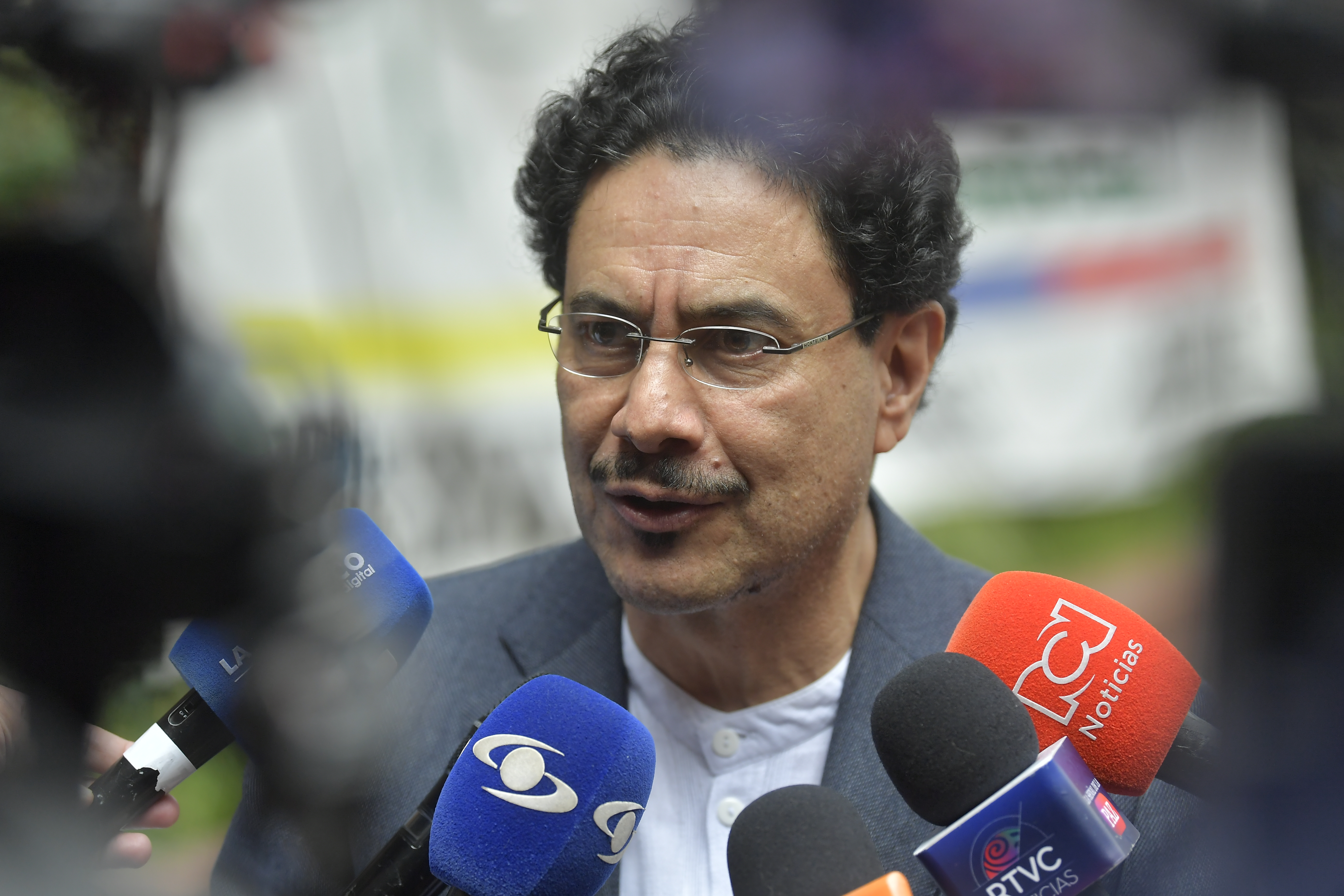 Senador acreditado como víctima, en la segunda jornada del juicio contra el expresidente Álvaro Uribe, en los juzgados de Paloquemao