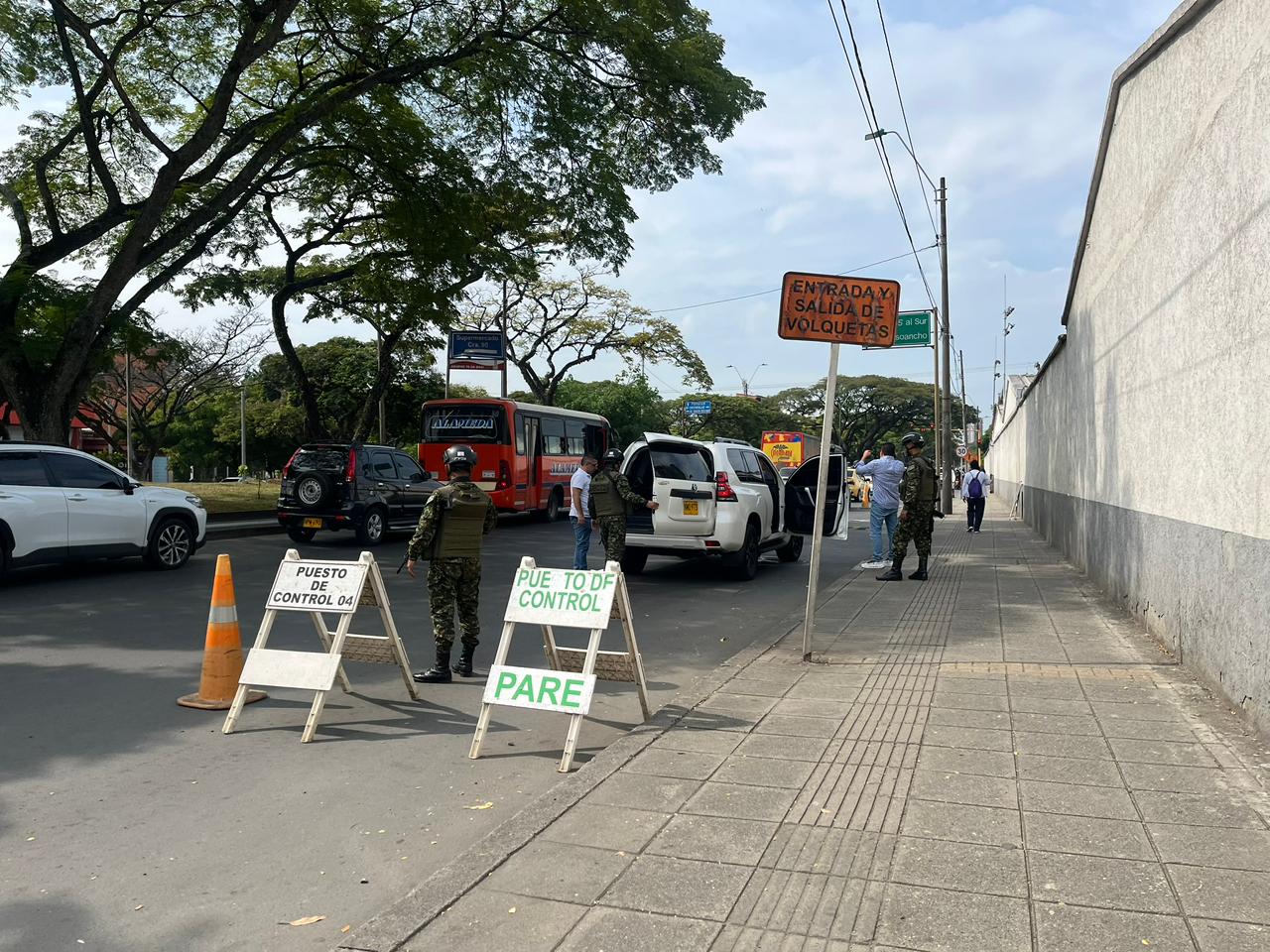 Balacera en puesto de control en Cali: murió hombre que iba en camioneta con droga