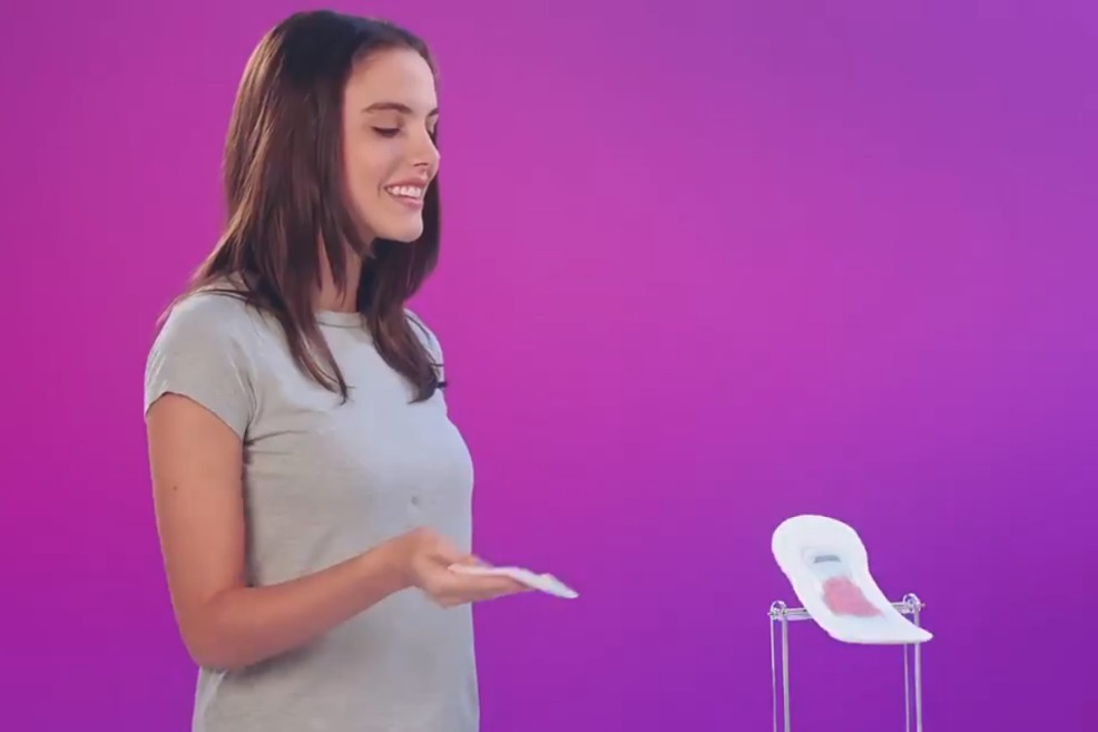 Por fin: un comercial de toallas higiénicas en Colombia cambia el líquido azul por uno rojo