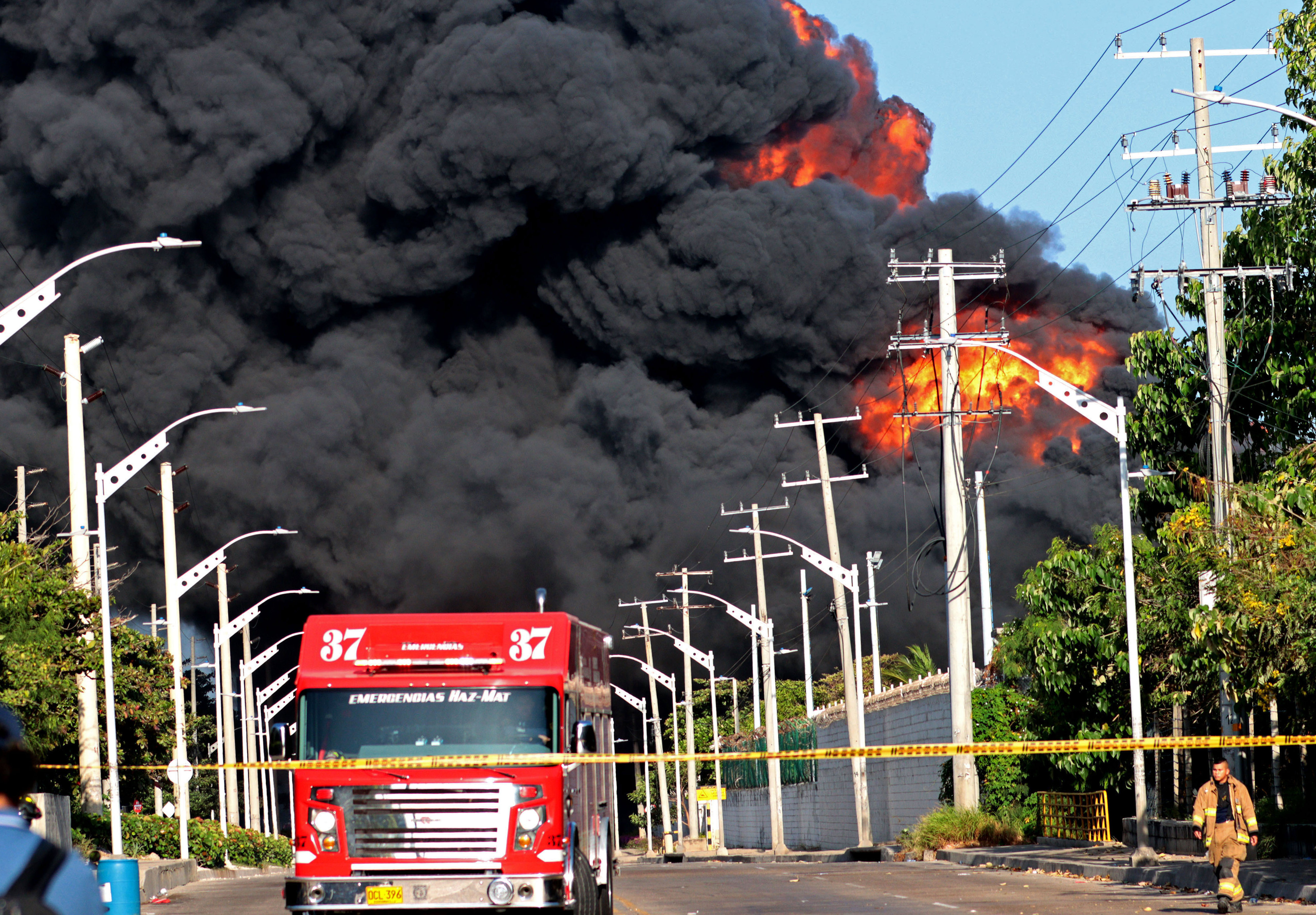 Así avanza el incendio en empresa de hidrocarburos en Barranquilla