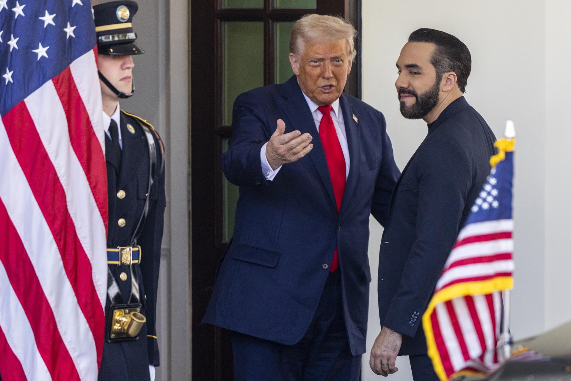 WASHINGTON (United States), 14/04/2025.- US President Donald J. Trump greets the President of El Salvador Nayib Bukele outside the West Wing of the White House in Washington, DC, USA, 14 April 2025. President Bukele meets with President Trump as controversy continues over the Trump administration's transfer of more than 200 Venezuelan immigrants accused of gang activity and violent crimes to a prison in El Salvador. EFE/EPA/SHAWN THEW