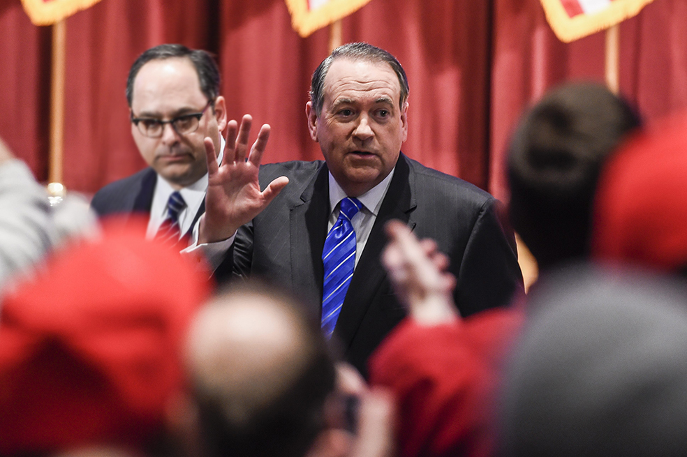 Imagen de archivo del exgobernador de Arkansas Mike Huckabee (c).