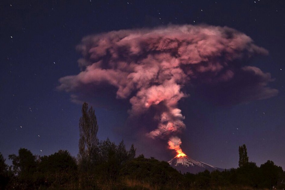 Evacúan a 3.385 personas por erupción de volcán Villarrica en Chile