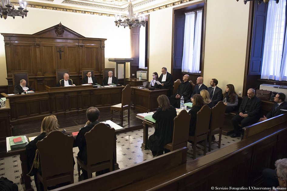 Un banquillo repleto en el tribunal vaticano