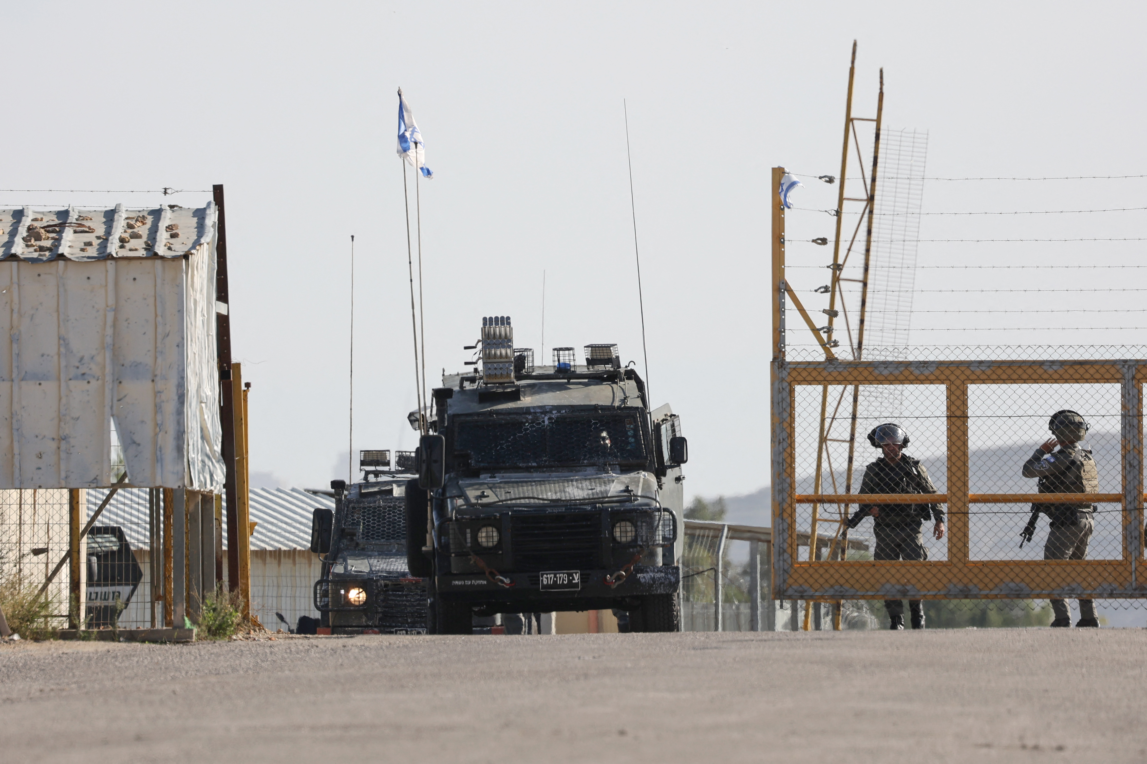 Israel y Hamas acordaron un acuerdo de alto el fuego de 4 días. mediada por Qatar, Estados Unidos y Egipto, que entró en vigor a las 05:00 a.m. GMT del 24 de noviembre, con 50 rehenes israelíes, mujeres y niños, que serán liberados por Hamás. A cambio, 150 mujeres y niños palestinos detenidos en prisiones israelíes serán liberados.
