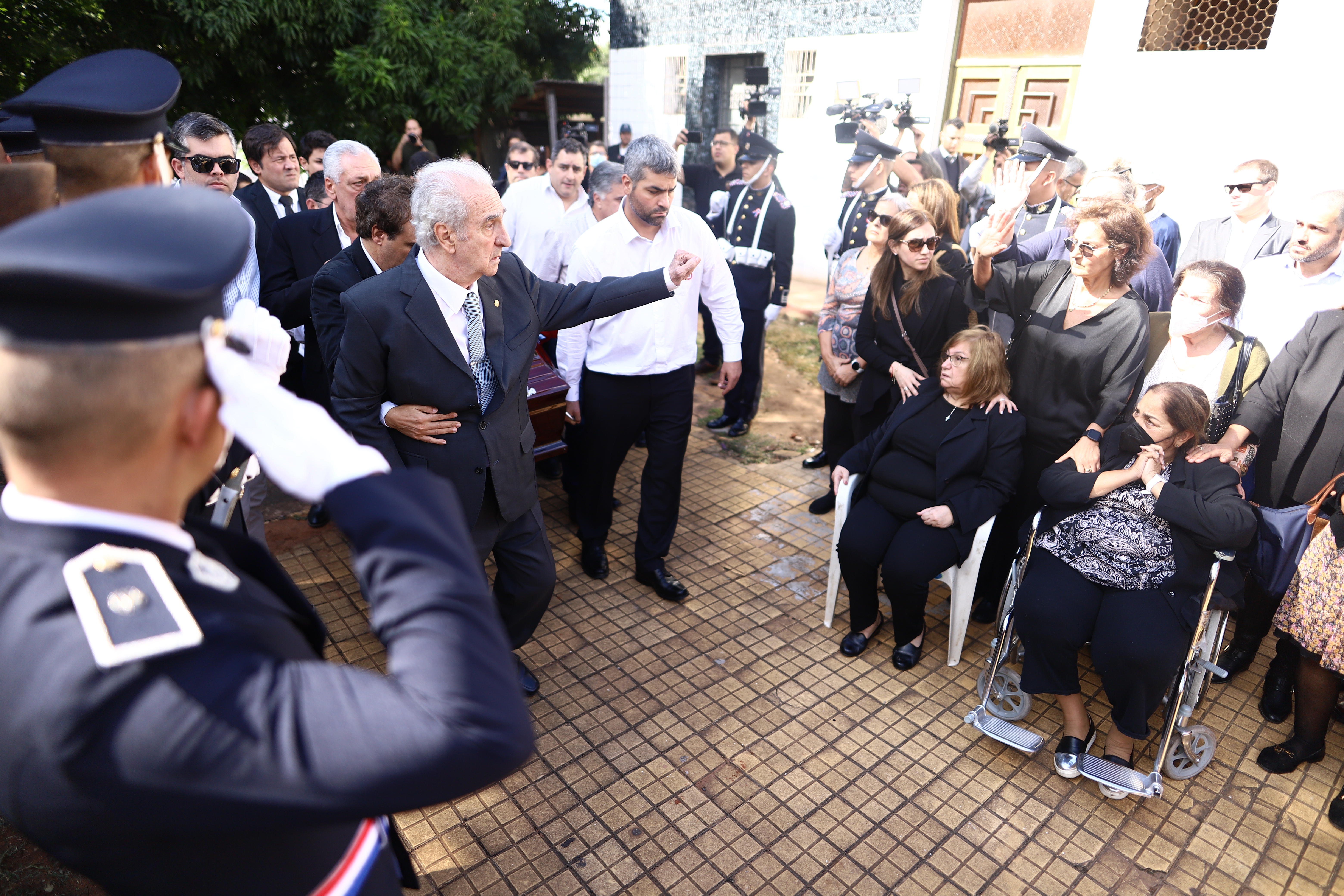 AME9535. ASUNCIÓN (PARAGUAY), 15/05/2022.- Los padres del Fiscal asesinado Marcelo Pecci, Maricel Albertini (d) y Francisco Pecci (i), asisten a la sepultura de su hijo hoy, en el Cementerio de la Recoleta de Asunción (Paraguay). EFE/ Nathalia Aguilar