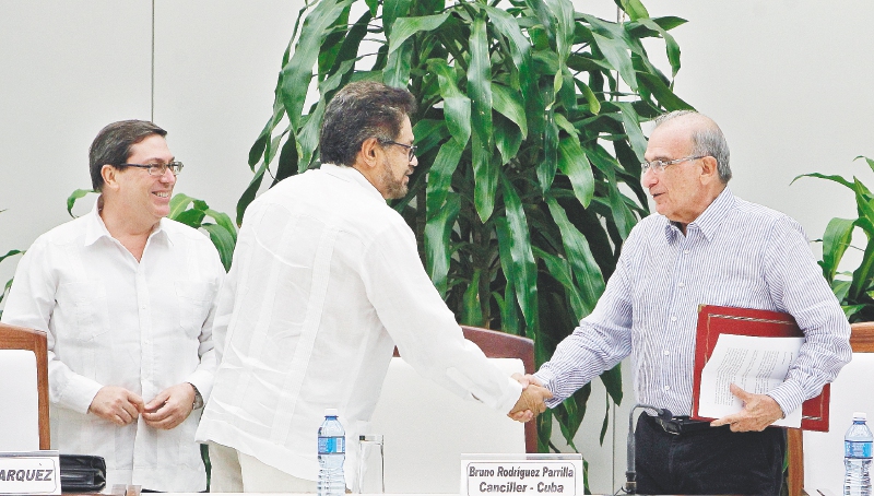 Las delegaciones se reunieron ayer para redactar la totalidad del nuevo acuerdo de paz. / EFE