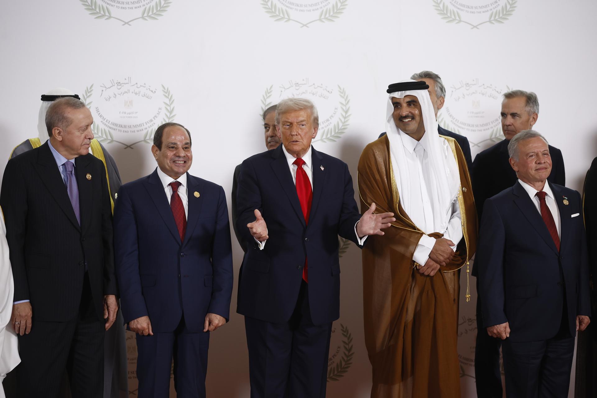 SHARM EL SHEIKH (Egypt), 13/10/2025.- (front row L-R) Turkish President Recep Tayyip Erdogan, Egyptian President Abdel Fattah al-Sisi, US President Donald Trump, Emir of Qatar Cheikh Tamim ben Hamad al-Thani, King Abdullah II of Jordan, and fellow dignitaries pose during the family picture at the Gaza Peace Summit in Sharm El-Sheikh, Egypt, 13 October 2025. US President Donald Trump alongside Egypt's President Abdel Fattah al-Sisi with leaders from more than 20 countries attend the summit in Sharm El-Sheikh. The first phase of Gaza peace plan between Israel and Hamas involves the release of Israeli hostages and Palestinian prisoners, the partial withdrawal of Israeli forces, and the delivery of humanitarian aid to Gaza. (Egipto, Jordania, Catar) EFE/EPA/YOAN VALAT / POOL