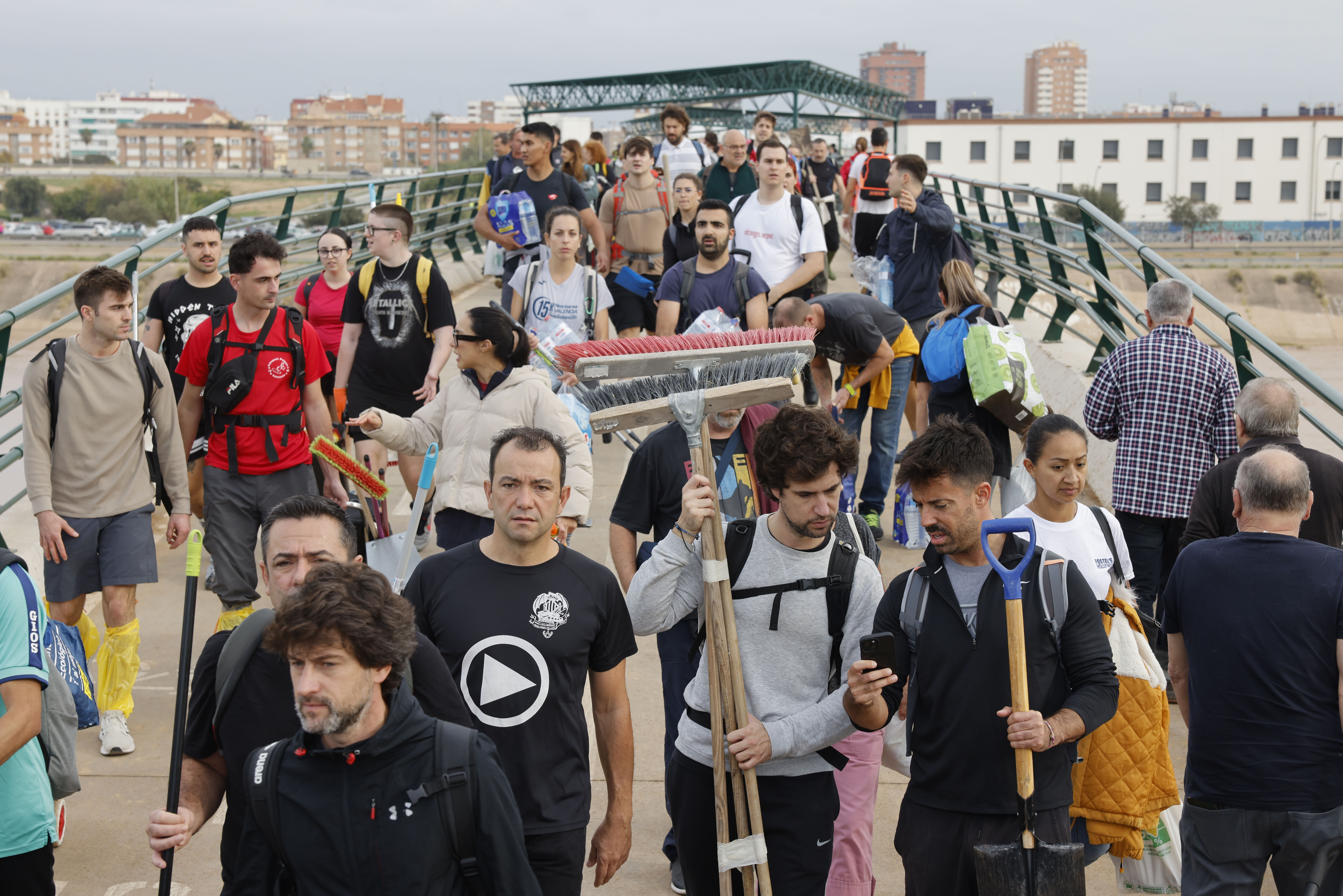 VALENCIA, 01/11/2024.- Miles de personas se desplazan desde Valencia a La Torre para ayudar a los afectados por las inundaciones causadas por la DANA, este viernes. La búsqueda de desaparecidos, la identificación de víctimas mortales, las tareas de limpieza y la reparación de infraestructuras continúan tres días después de las inundaciones que han asolado la provincia de Valencia, en una jornada en la que el Gobierno envía a 500 militares más, que se sumarán a las 1.200 efectivos de la Unidad Militar de Emergencias (UME), para actuar en Utiel, Requena, Riba-roja, Torrent, Paiporta y Algemesí. EFE/Ana Escobar