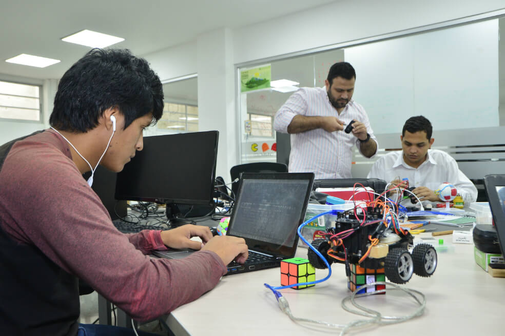 En Unisimón  la tecnología no deja de lado la formación humana