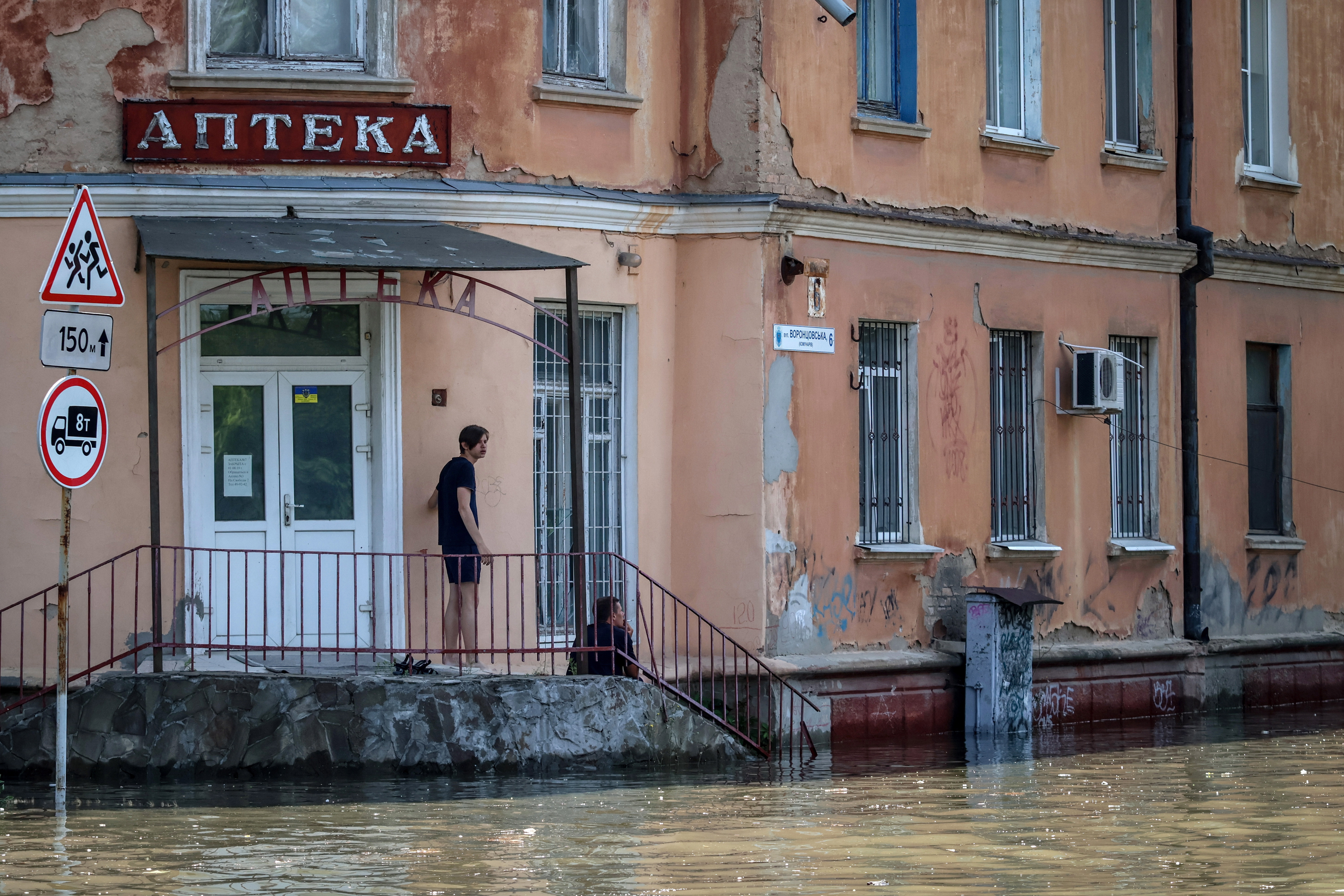 Kherson (Ukraine), 07/06/2023.- A man looks on at a flooded area in Kherson, Ukraine, 07 June 2023. Ukraine has accused Russian forces of destroying a critical dam and hydroelectric power plant on the Dnipro River in the Kherson region along the front line in southern Ukraine on 06 June. A number of settlements were completely or partially flooded, Kherson region governor Oleksandr Prokudin said on telegram. Russian troops entered Ukraine in February 2022 starting a conflict that has provoked destruction and a humanitarian crisis. (Rusia, Ucrania) EFE/EPA/MYKOLA TYMCHENKO