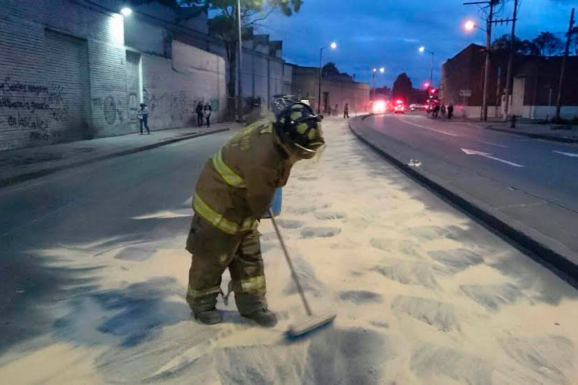 Derrame de aceite causa accidente de tránsito en las Américas