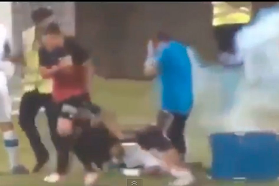 Lanzan artefacto explosivo a un jugador mientras era atendido