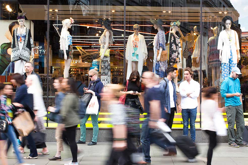 “Sigo disfrutando de lo que hago, que es construir empresas”, dice el magnate sudafricano que compró hace poco la cadena de ropa para mujer New Look, en Londres. / Bloomberg