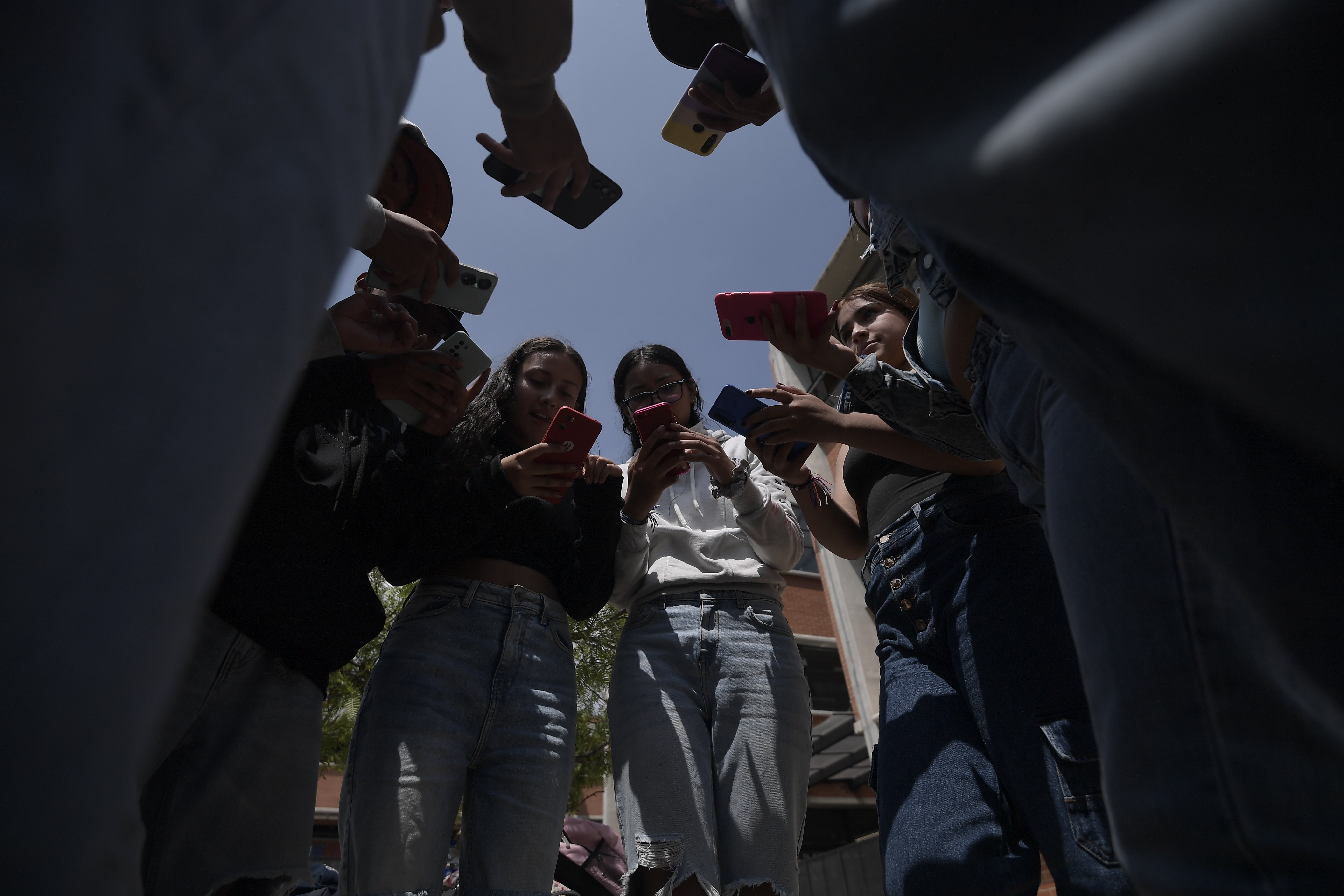 “Las feministas odian a los hombres”: la ‘manosfera’ ya influye en los colegios de Bogotá