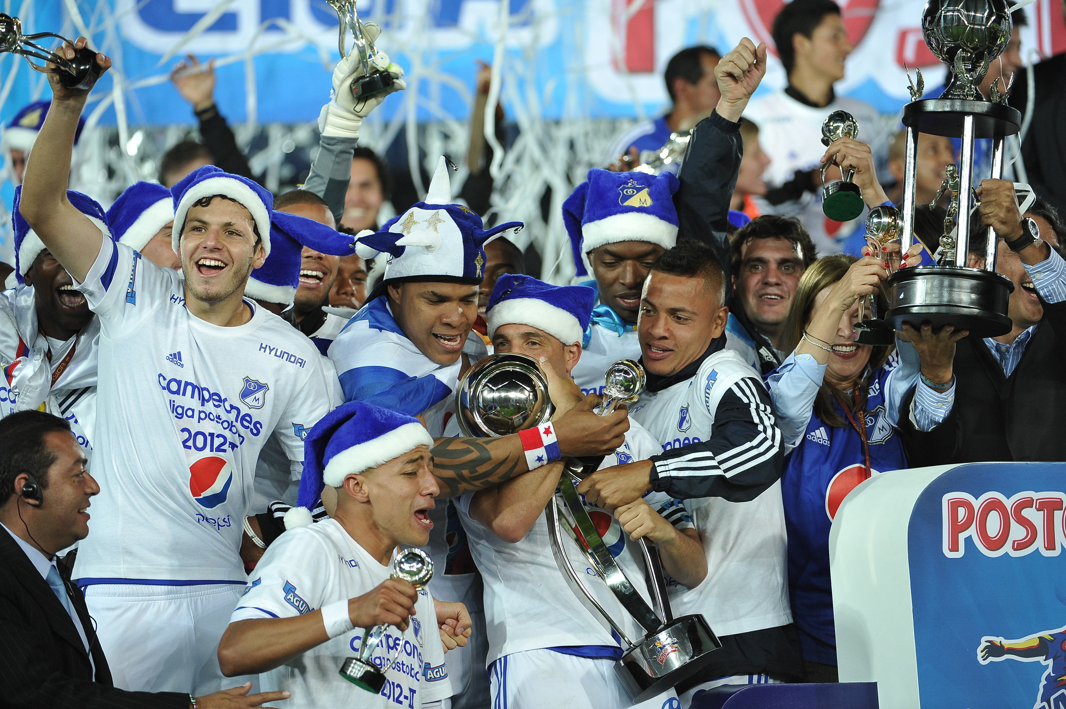Formación y celebración de los jugadores de Millonarios al quedar campeón de la Liga Postobón II-2012 ante Independiente Medellín.