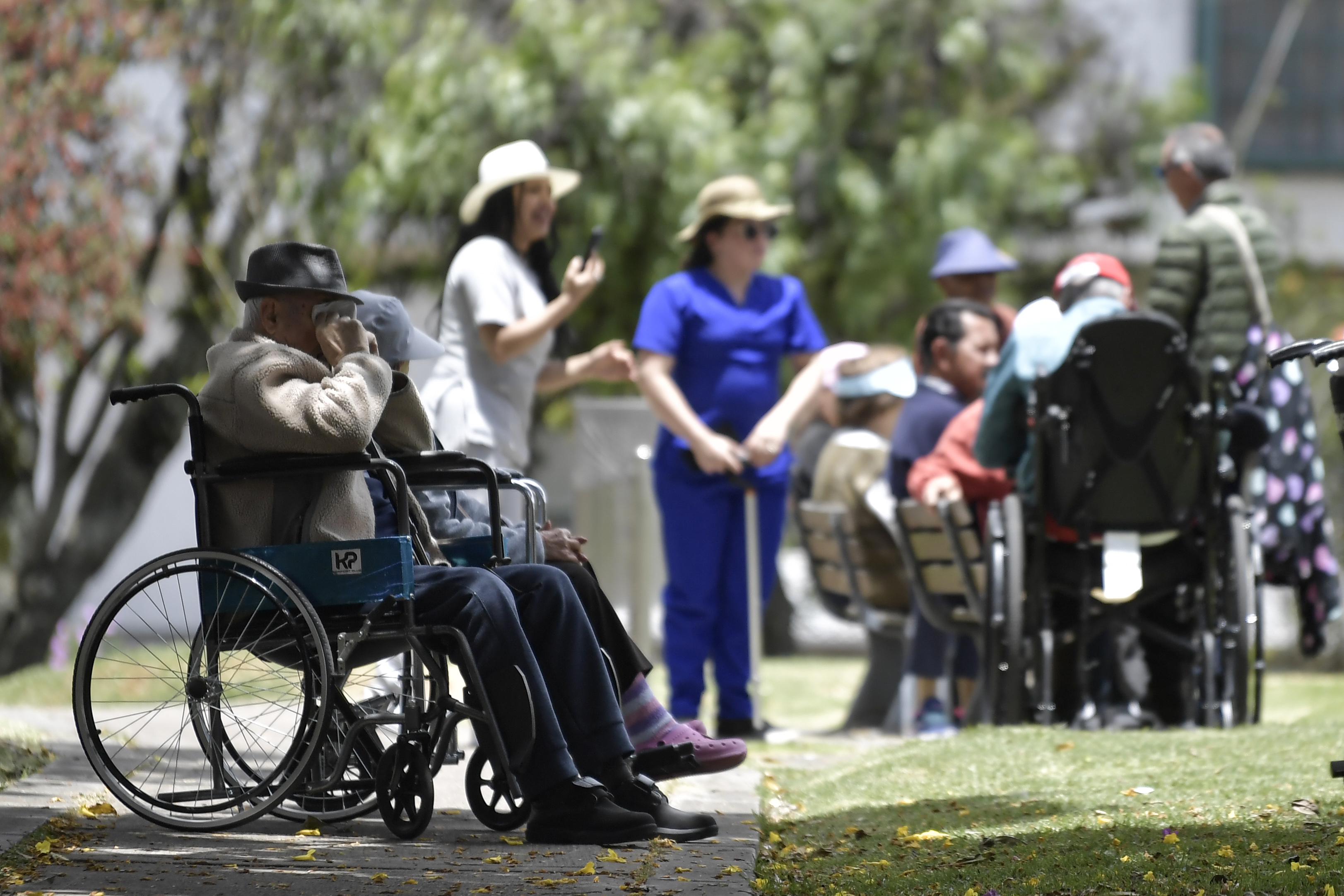 Personas de la tercera edad también conocidos como adultos mayores en las calles de Bogotá
