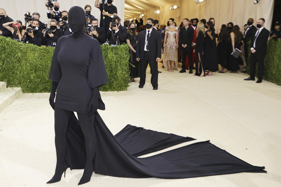 Por ese traje de Balenciaga, Kim fue confundida con un personaje de las películas de Harry Potter.