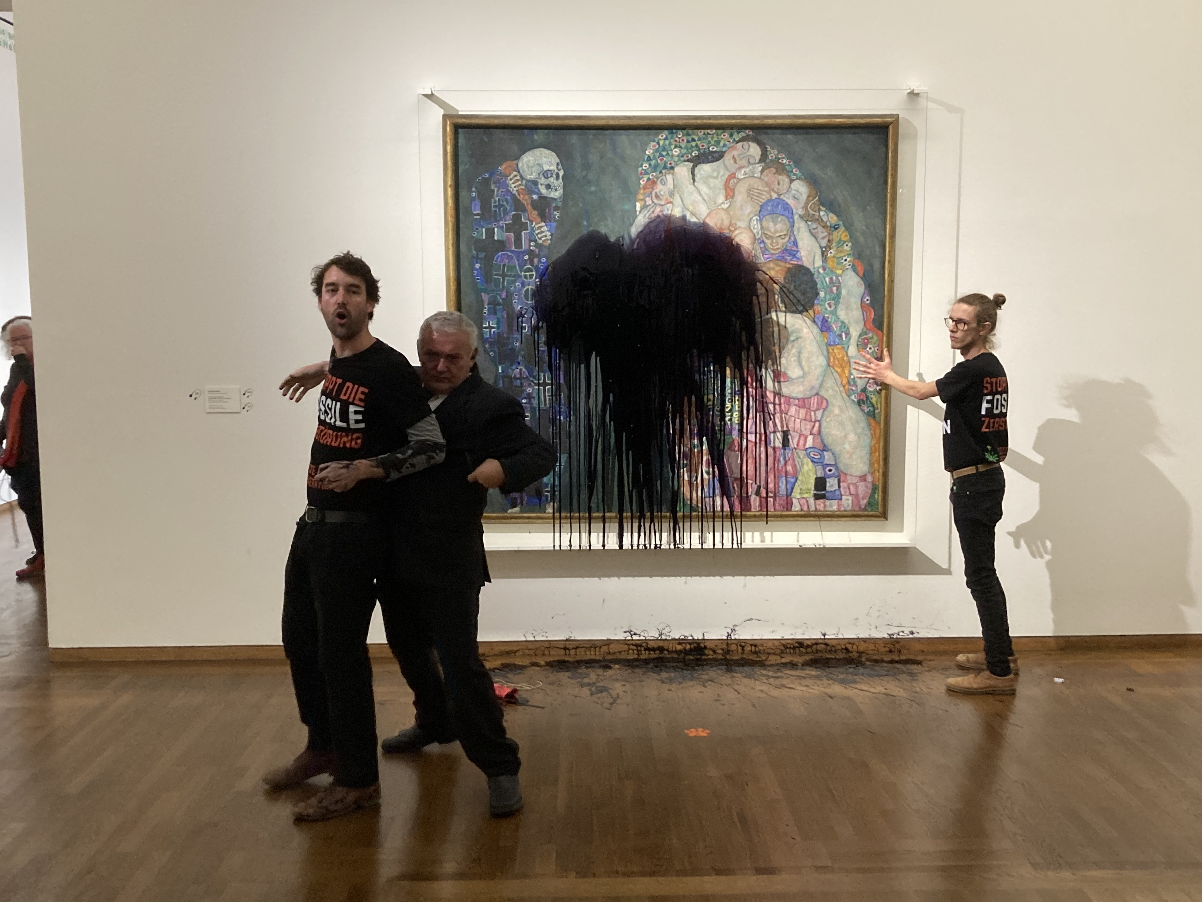 Activistas arrojan petróleo sobre un cuadro de Klimt en un museo de Viena