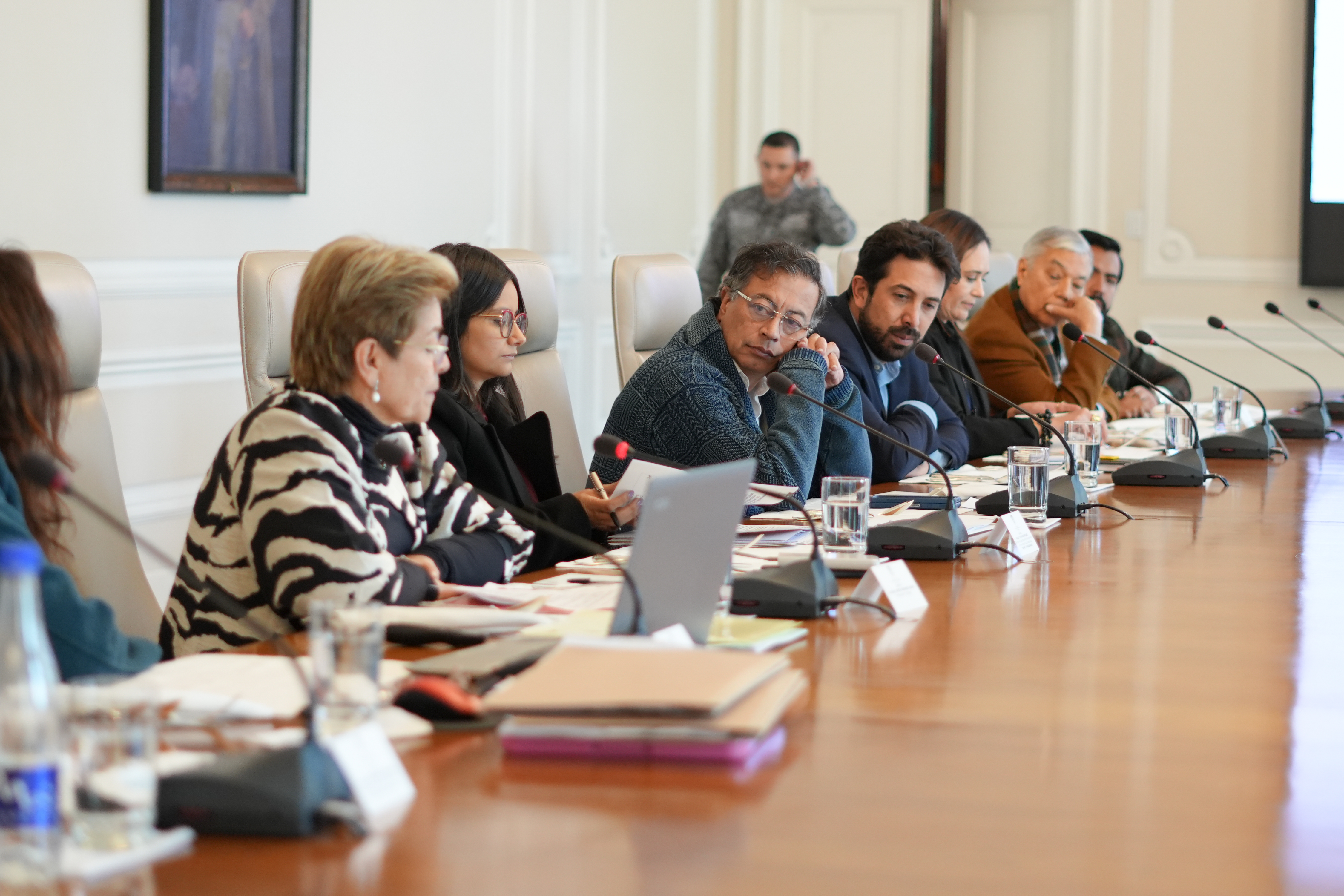 Presidente Gustavo Petro con algunos de sus ministros en reunión de trabajo.
