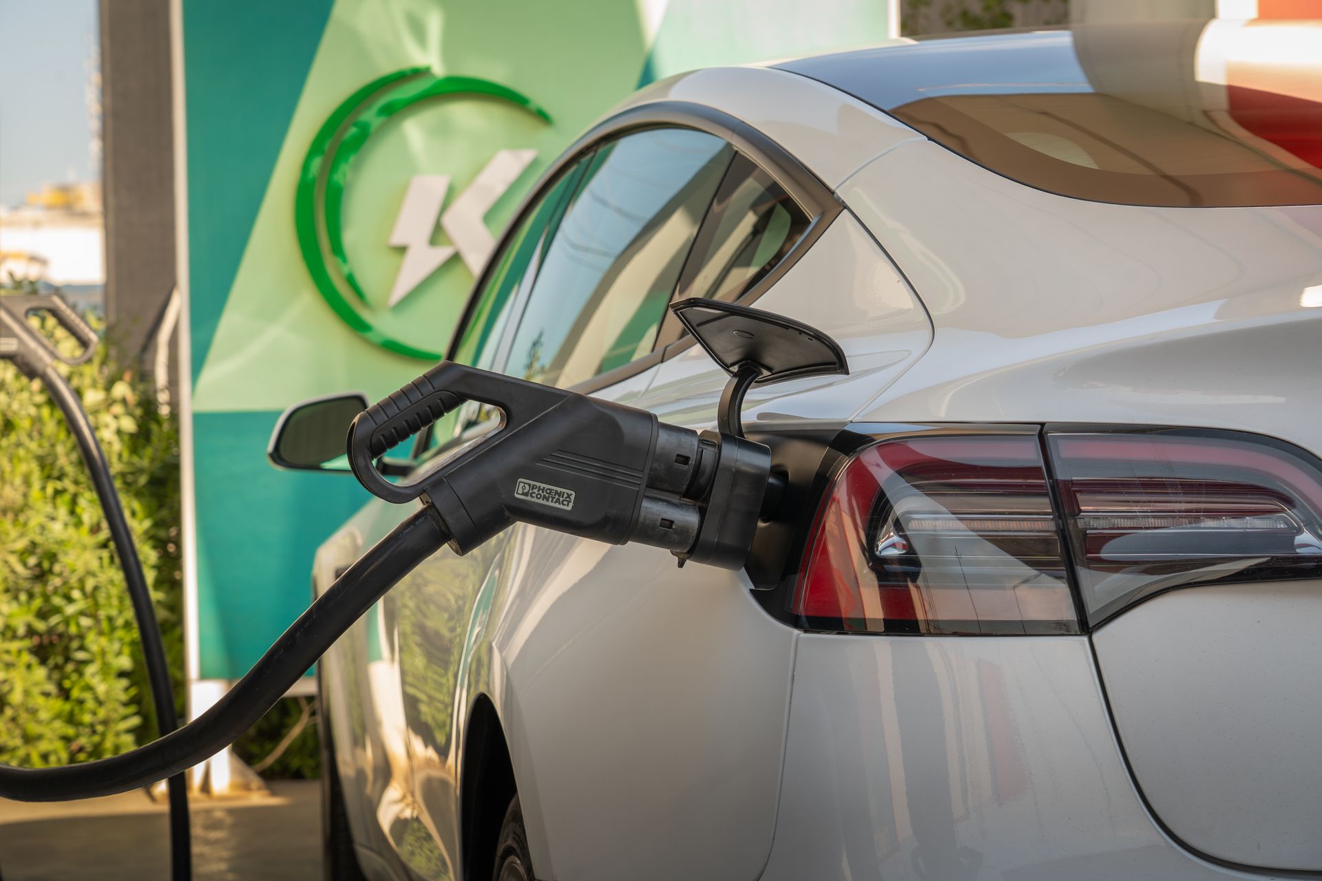 ¿Por qué un carro eléctrico no se debe cargar al 100%?