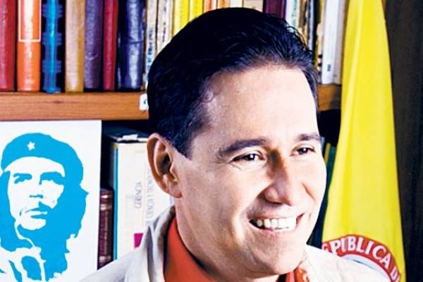 Chavistas en Colombia insisten en candidatura presidencial para 2014