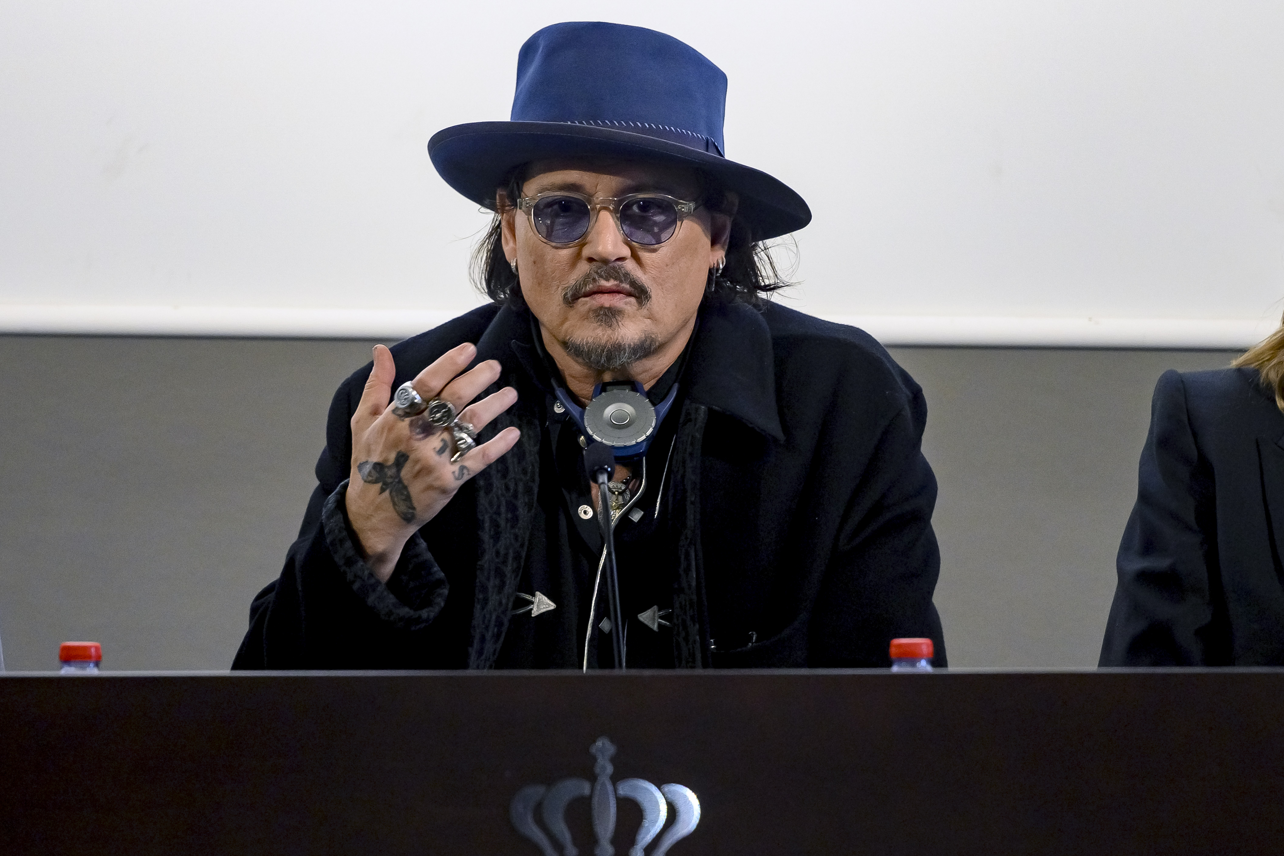 SEVILLA, 09/11/2024.- El actor estadounidense Johnny Depp durante la rueda de prensa ofrecida en el Festival de Cine Europeo de Sevilla, este sábado en Sevilla, donde presenta su segunda película como director, 'Modi, Three Days on the Wing of Madness', que trata de las 72 horas que el artista italiano Amedeo Modigliani pasa en un París desgarrado por la Primera Guerra Mundial. EFE/ Raúl Caro