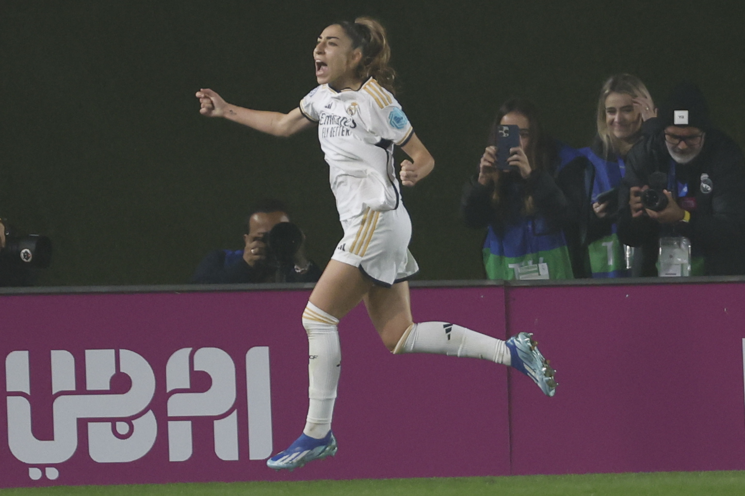 MADRID, 15/11/2023.- La defensa del Real Madrid Olga Carmona celebra tras anotar de penalti el 2-2 del empate durante el encuentro correspondiente a la fase de grupos de la Liga de Campeones Femenina que Real Madrid y Chelsea disputan hoy miércoles en el estadio Alfredo Di Stéfano, en Madrid. EFE / Juanjo Martín