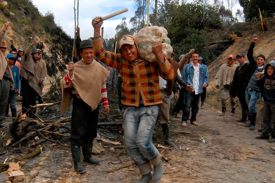 Bloqueos en la vía en la población de Cucaita, departamento de Boyacá. Foto: EFE