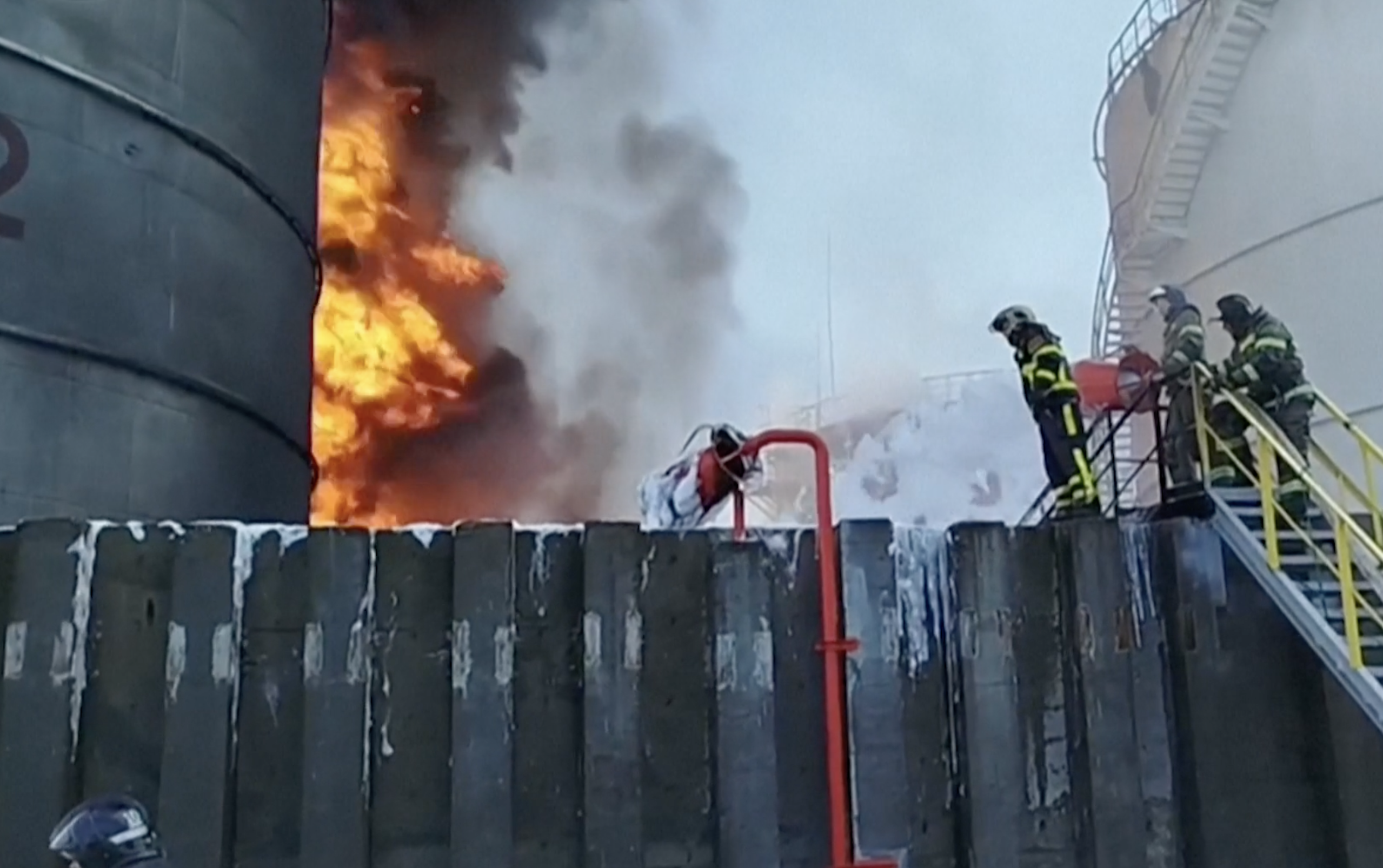 Drones ucranianos incendiaron una refinería de petróleo en Rusia