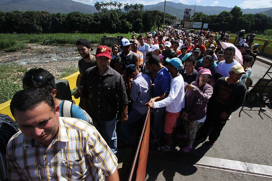Miles de venezolanos llegan a Colombia tras apertura de frontera