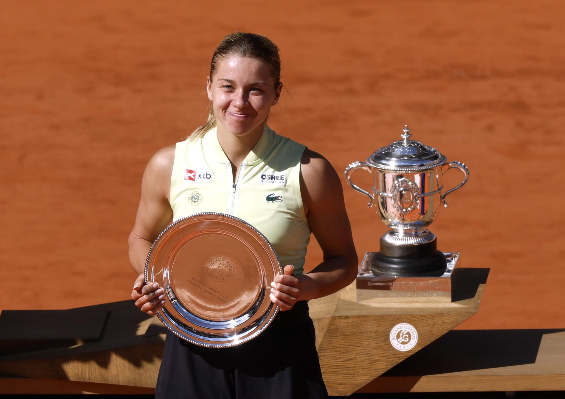 Paris (France), 06/06/2026.- Maja Chwalinska of Poland poses with her runner-up trophy after losing her Women's final match against Mirra Andreeva of Russia at the French Open Grand Slam tennis tournament at Roland Garros in Paris, France, 06 June 2026. (Tenis, Abierto, Francia, Polonia, Rusia) EFE/EPA/YOAN VALAT
