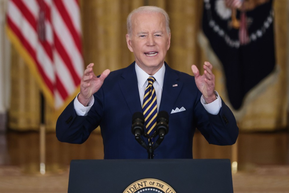 Biden libera stocks de crudo para abatir su precio en EE.UU.