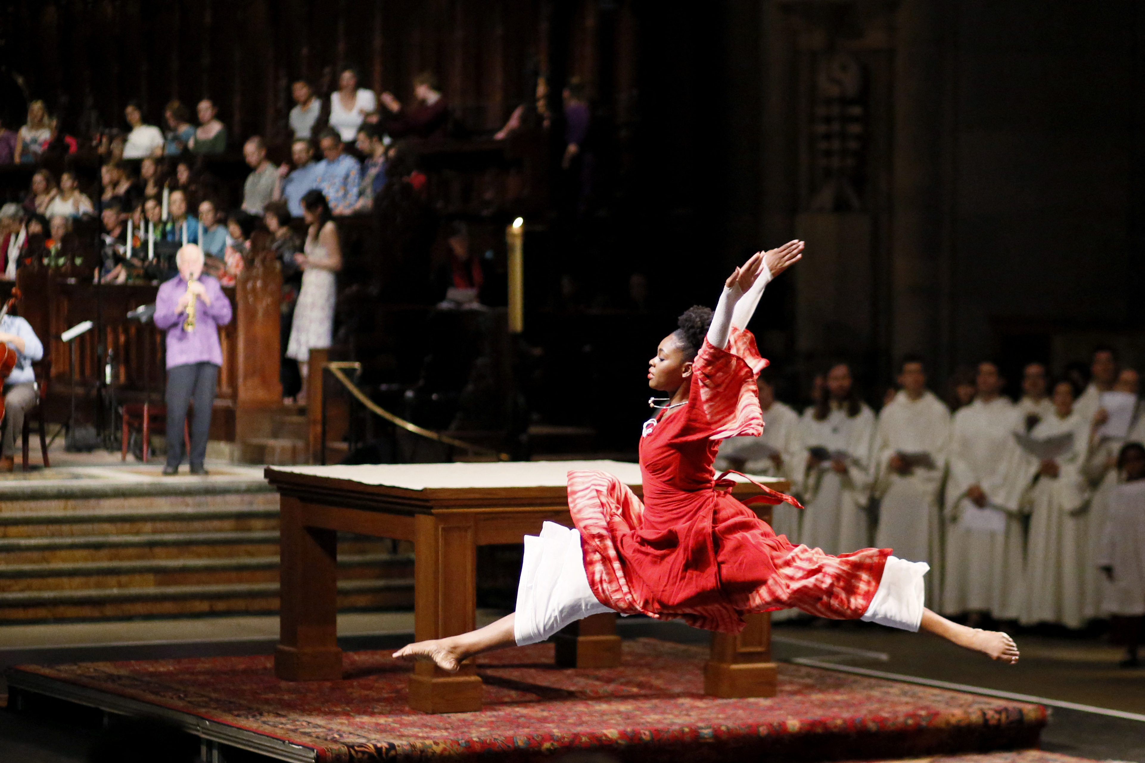 Los bailarines actúan durante la Bendición de los Animales en el Servicio del Día de San Francisco en la Catedral de San Juan el Divino en la ciudad de Nueva York el 1 de octubre de 2023.