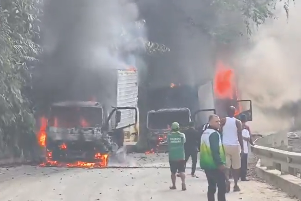 Según la información preliminar, hombres armados habrían obligado a los conductores a abandonar los vehículos, antes de quemarlos.