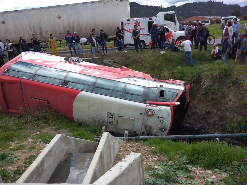 Al menos 20 heridos dejó bus volcado en vía Tocancipá – Bogotá