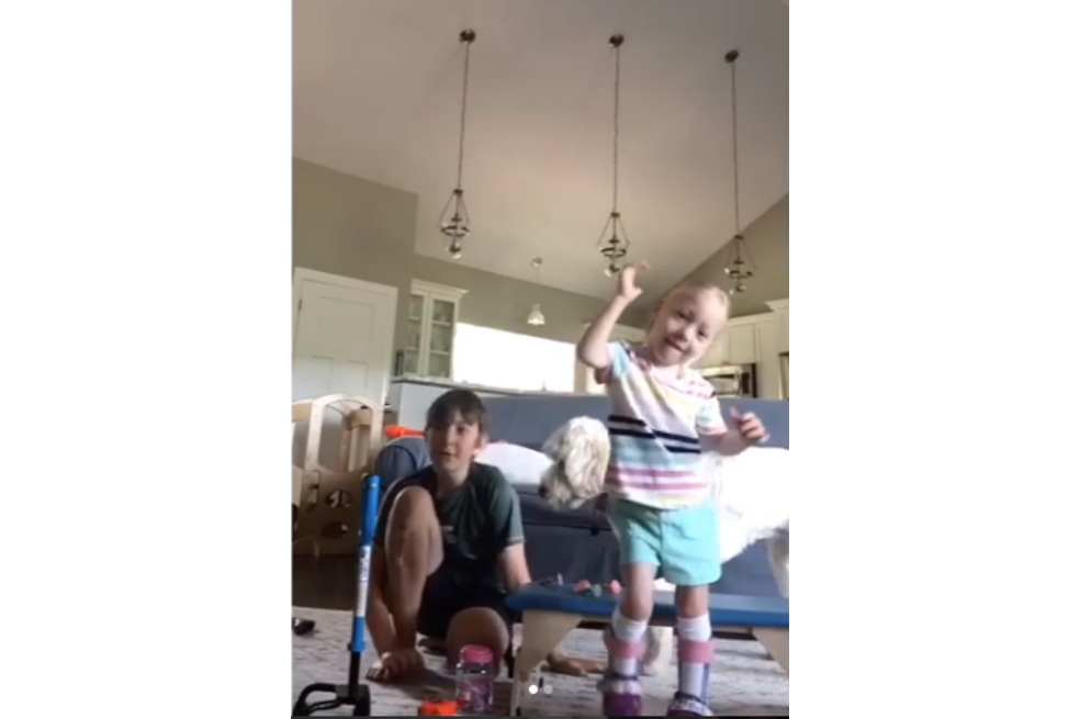 La niña de cuatro años con parálisis cerebral que logró caminar por primera vez