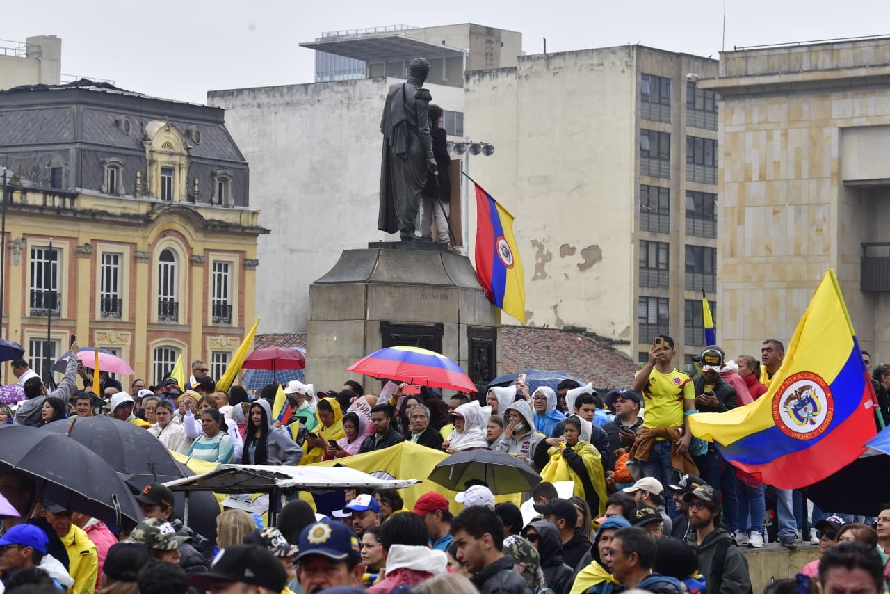 Así se viven las marchas en rechazo a la condena contra el expresidente Álvaro Uribe.