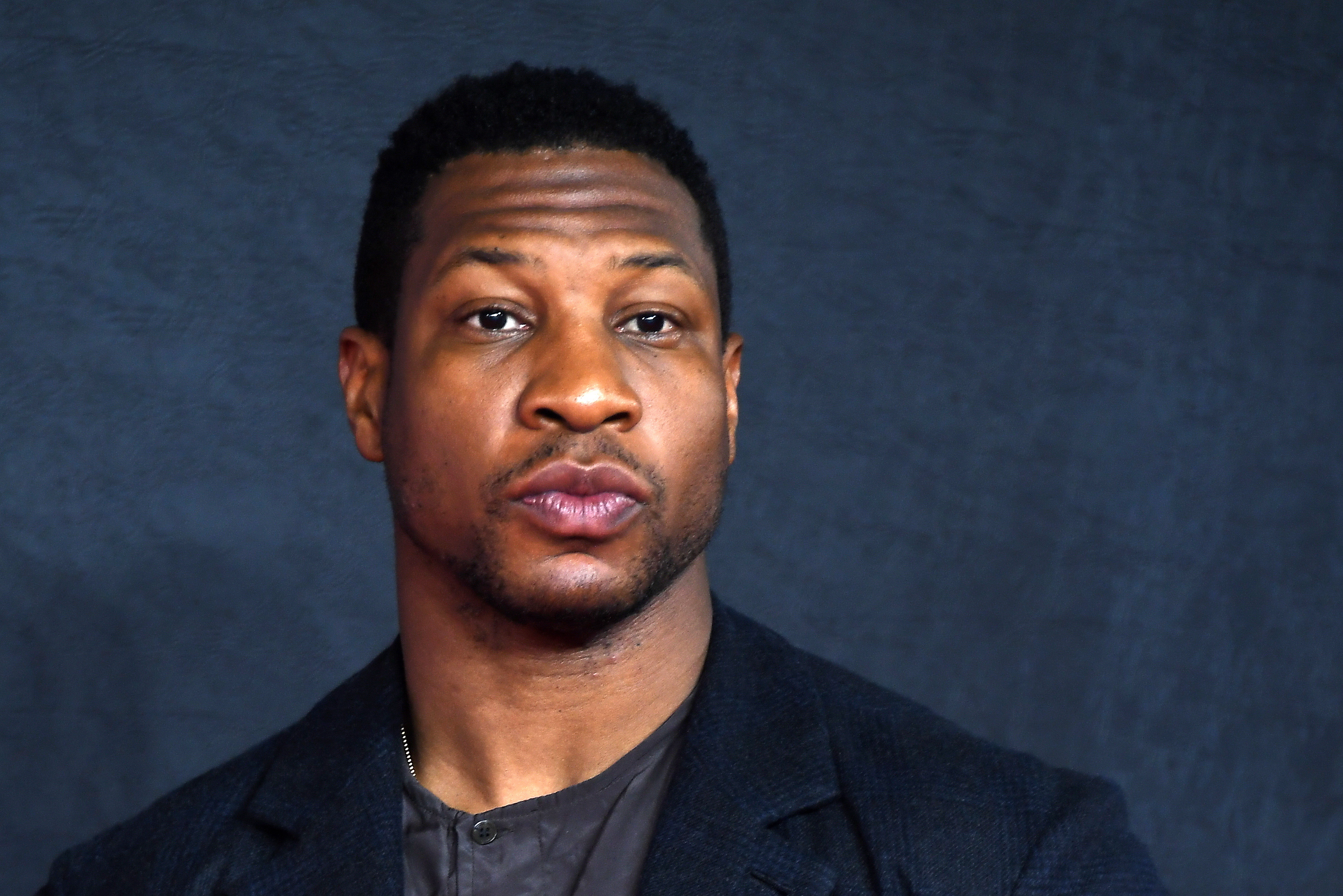 Arrestan al actor Jonathan Majors por cargos de agresión