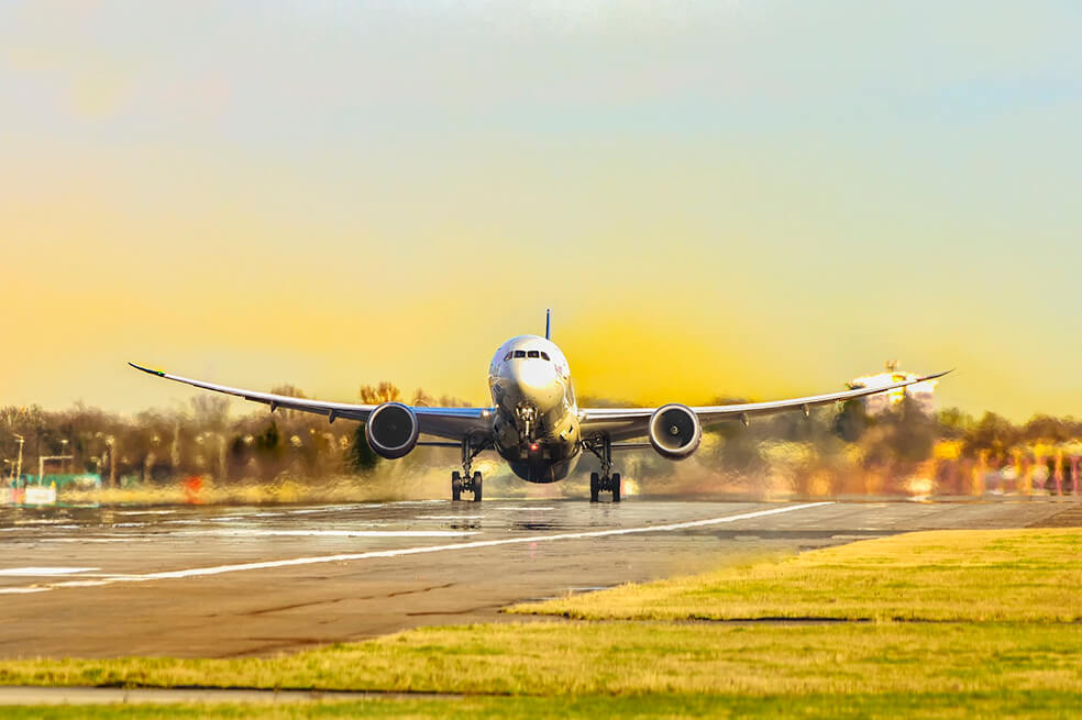 Colombia fortalece relaciones aerocomerciales con Perú