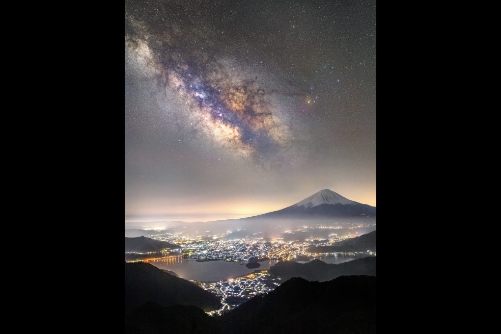 “Monte Fuji y la Vía Láctea sobre el lago Kawaguchi”, en Prefectura de Yamanashi, Japón.