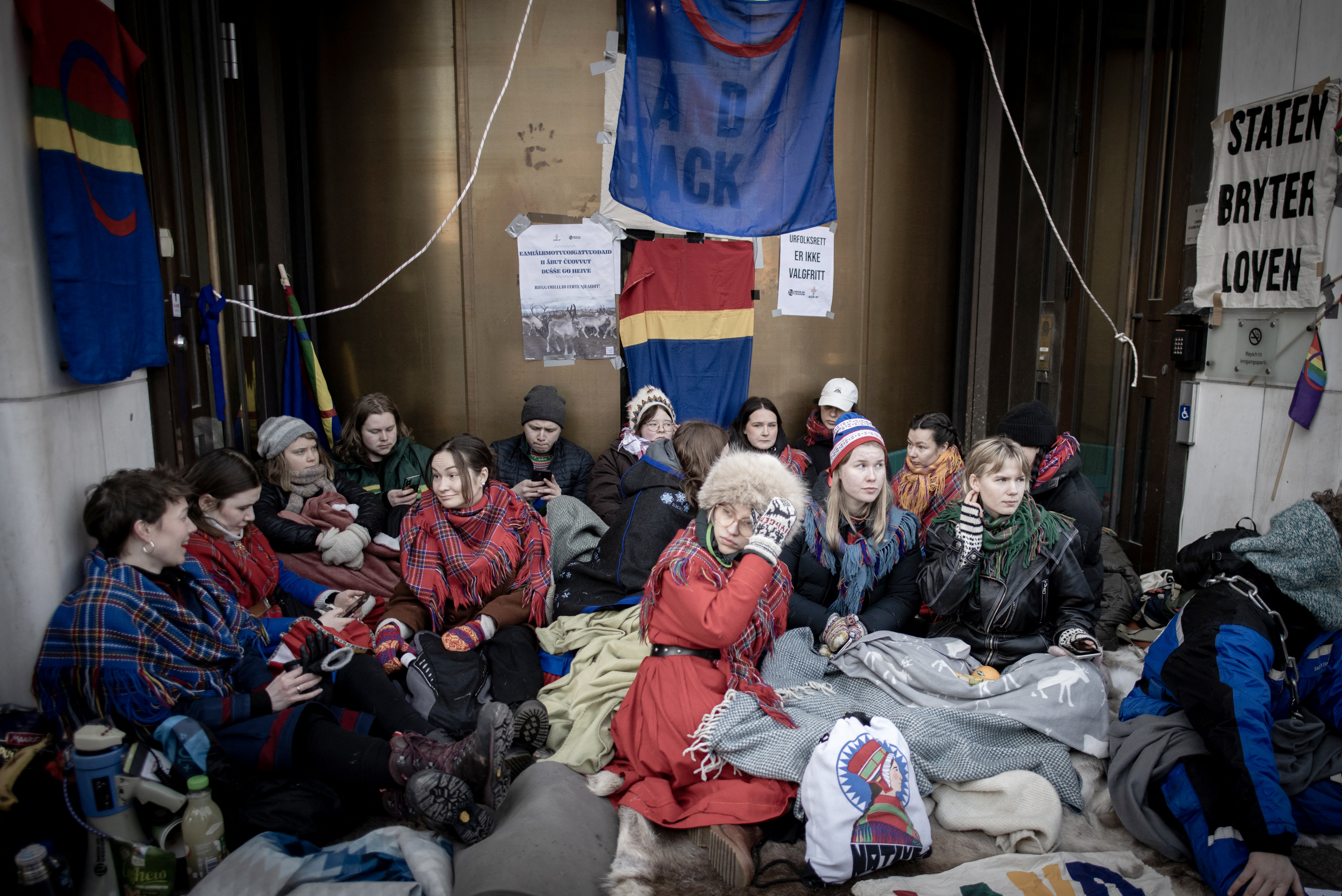 Los manifestantes perseguían "cerrar el Estado" como protesta por la continua actividad de turbinas eólicas en la región de Fosen, más de un año después de que la Corte Suprema noruega se pronunciara contra estos parques. 

Según el tribunal, este proyecto viola el derecho de las familias sami a practicar la cría de renos. Los samis son una minoría indígena de unas 100.000 personas que viven entre Noruega, Suecia, Finlandia y Rusia. 

La protesta comenzó el jueves pasado cuando un grupo de samis vestidos con el traje tradicional azul y rojo ocuparon la entrada del Ministerio de Petróleo y Energía. 

Los activistas fueron desalojados en la noche del domingo, pero volvieron durante la semana, extendiendo la toma a más edificios del gobierno.