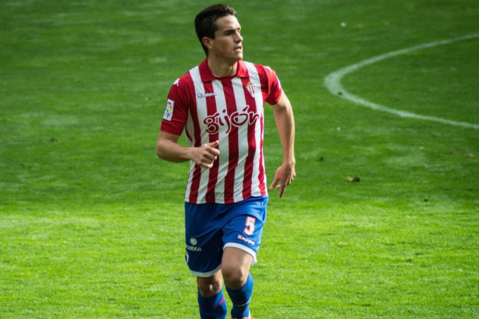 Bernardo Espinosa se recupera de su lesión y medita si sigue en Sporting de Gijón