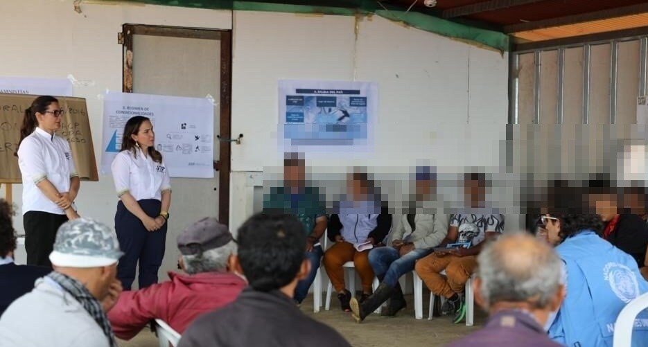 El 28 de marzo de 2023, miembros de la Sala de Amnistía de la JEP adelantaron una jornada de divulgación. En esta foto, Jaír aparece junto a una de las funcionarias de la jurisdicción.