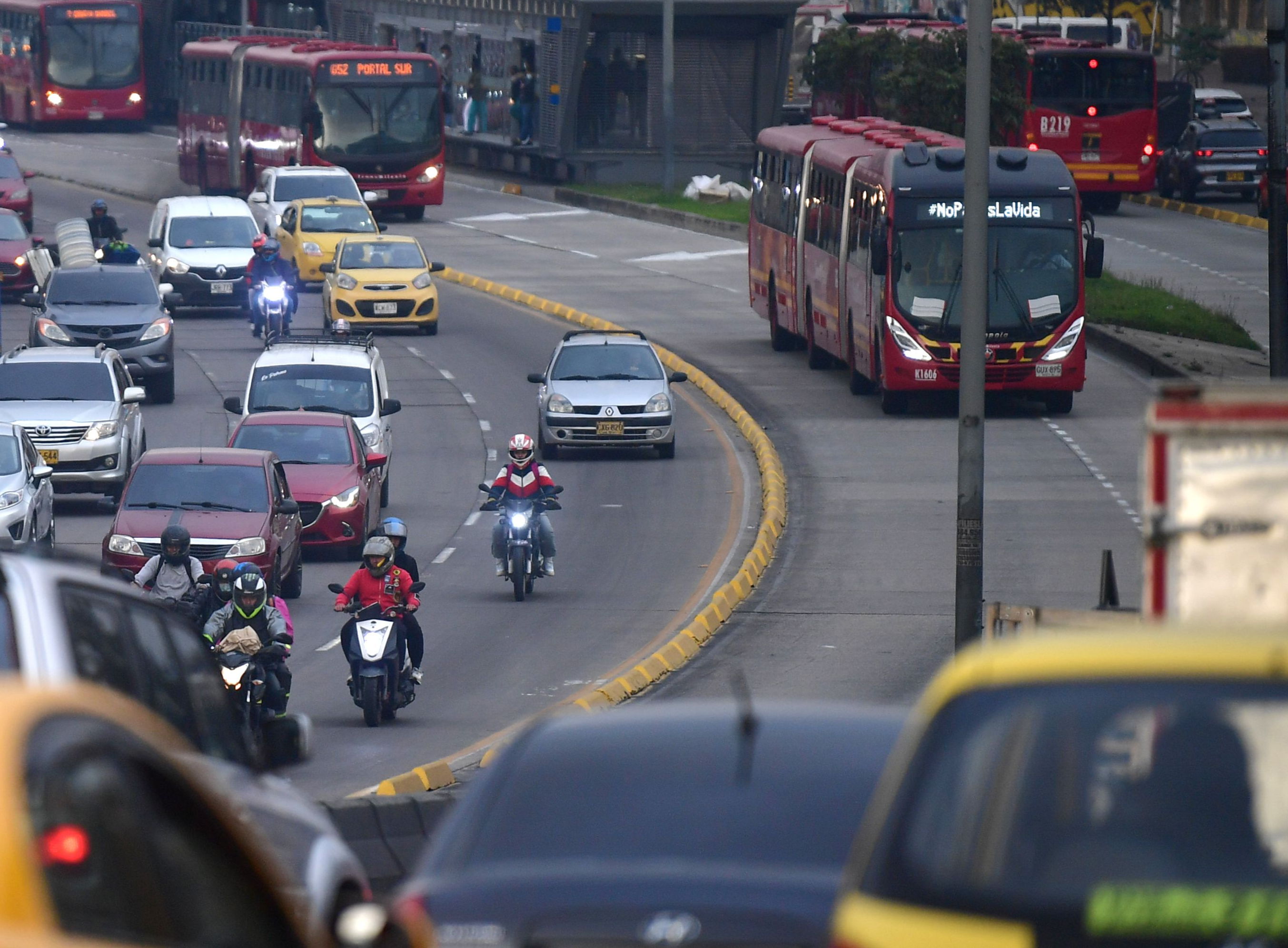 ¿Es más barato comprar moto o ir en Transmilenio? Estas son las cuentas